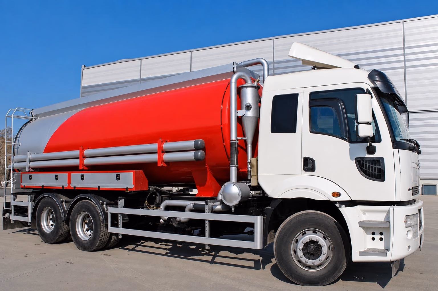 Endüstriyel atık çekiminde kullandığımız tanker aracı